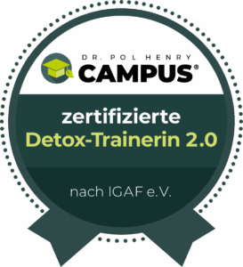 Ein Siegel von Dr. Pol Henry Campus zeigt den Schriftzug zertifizierte Detox-Trainerin 2.0 nach IGAF e.V. auf grünem Grund.
